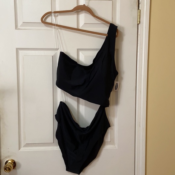 One-Shoulder Side-Cutout One-Piece Swimsuit - Picture 5 of 7